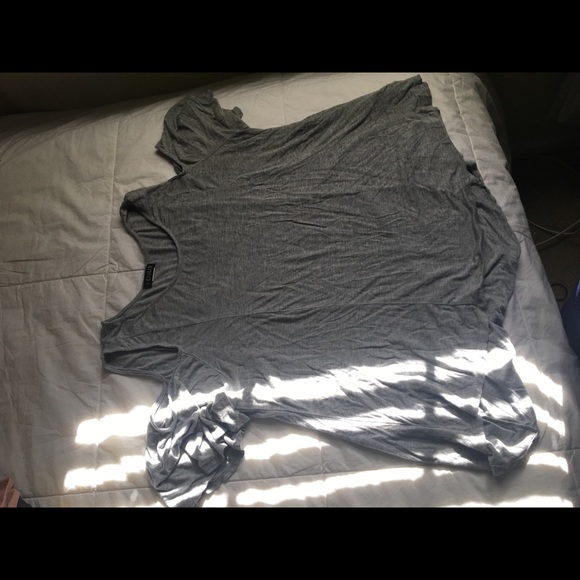 Grey shoulder cut flowing blouse. Size L. - Picture 7 of 8